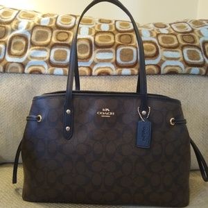 🍁BNWOT Authentic Coach Drawstring Carryall🍁